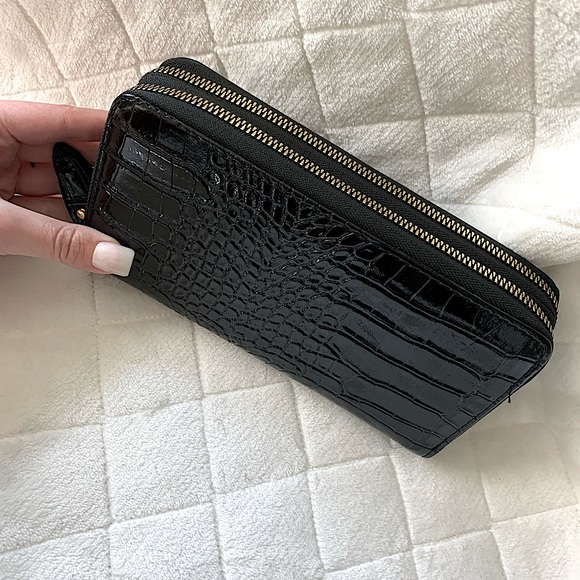 Black Snakeskin Wallet 🖤 - Picture 2 of 4